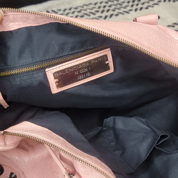 Selling a pre-owned authentic Balenciaga handbag in a very good condition - Picture 6 of 16